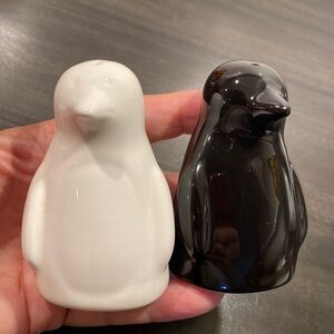 Novelty salt and pepper shakers, white/black penguin porcelain